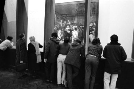 Nieuwe vernislaag aangebracht op schilderij De Nachtwacht van Rembrandt, wat nodig was na restauratie, Bestanddeelnr 931-3704