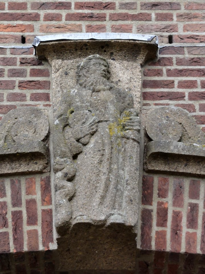 Niftrik (Wijchen) Kerkstraat 11, RK kerk gevelbeeld boven ingang