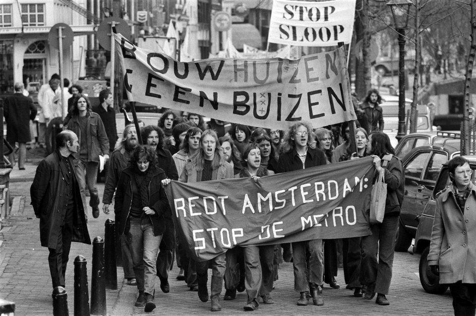 Nieuwmarktactiegroepen demonstreren tegen sloop demonstranten op de OZ Achterbu, Bestanddeelnr 927-7900