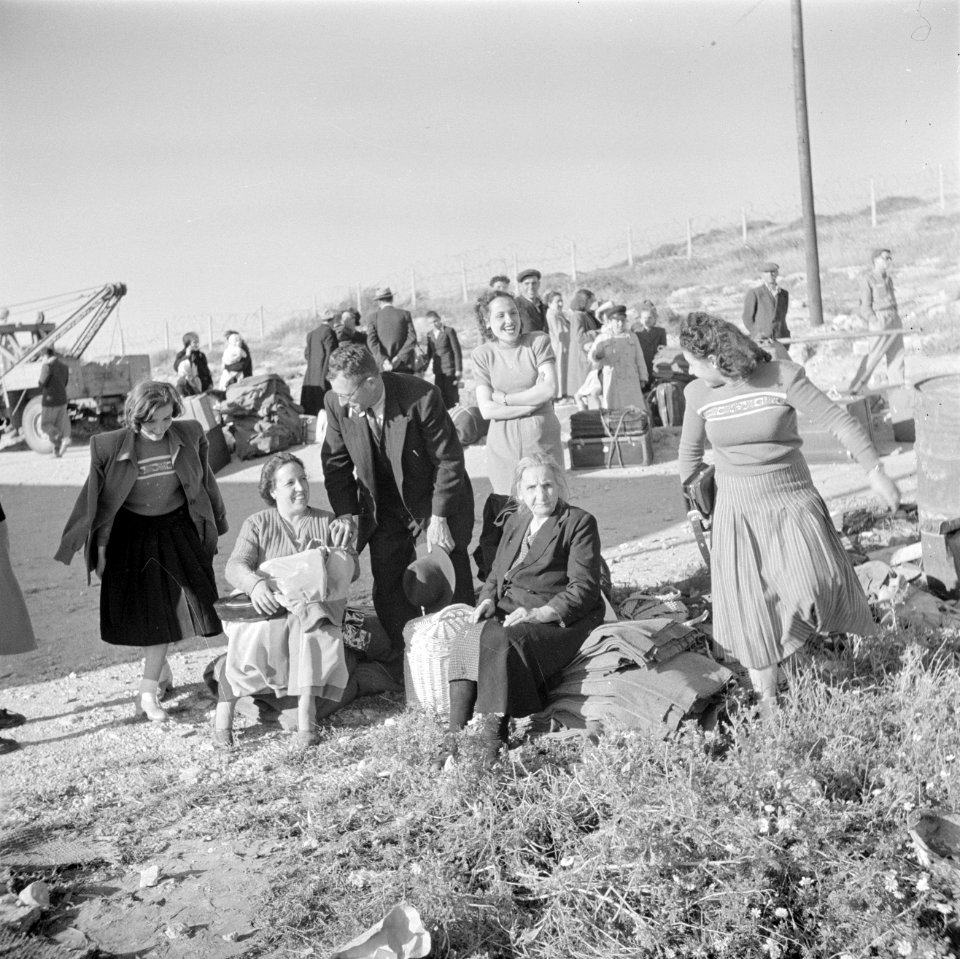 Nieuw aangekomen emigranten (oliem) in het doorgangskamp St. Lucas bij Haifa bi…, Bestanddeelnr 255-1164