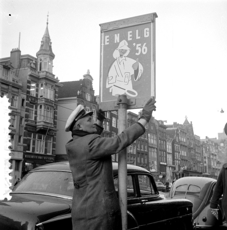 Nieuwjaarswens verkeersborden in Amsterdam, een veilig 1956, Bestanddeelnr 907-5151