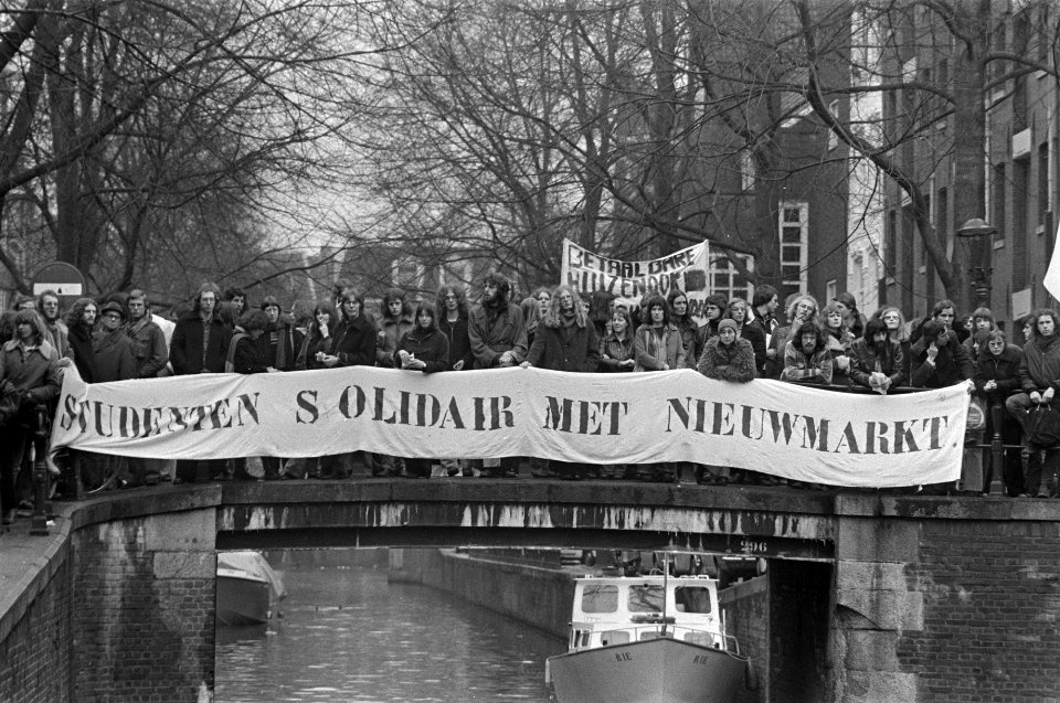 Nieuwmarkt voorbereid op sloop en eventueel politie-optreden studenten, solidai, Bestanddeelnr 927-7879