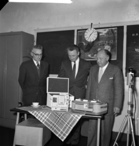 Nieuw Amsterdam gaf geschenk aan school. Overdracht projector en bandrecorder, Bestanddeelnr 913-0117