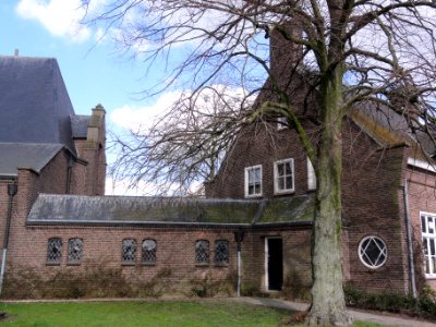 Niftrik (Wijchen) Kerkstraat 13, gang tussen pastorie en kerk Gem.Mon