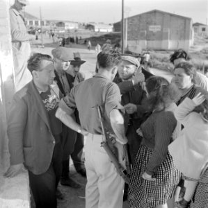 Nieuw aangekomen emigranten (oliem) in het doorgangskamp St. Lucas bij Haifa in , Bestanddeelnr 255-1170