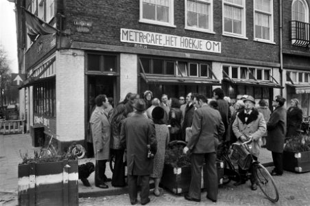 Nieuwmarkt bereidt zich voor op sloop discussierend publiek bij metrocafe t Ho, Bestanddeelnr 927-7855