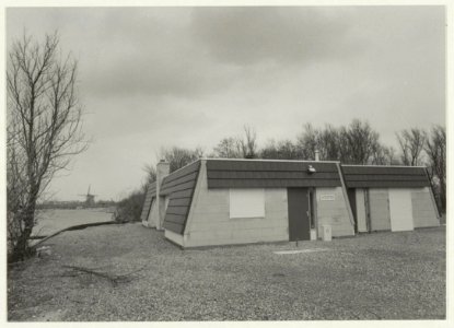 Nieuw clubgebouw voor zeilschool Wijk aan Duin, de Uiterton aan de Lage Dijk. NL-HlmNHA 54031355
