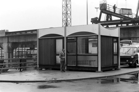 Nieuw bushuisje in Bijlmermeer, Bestanddeelnr 926-6974