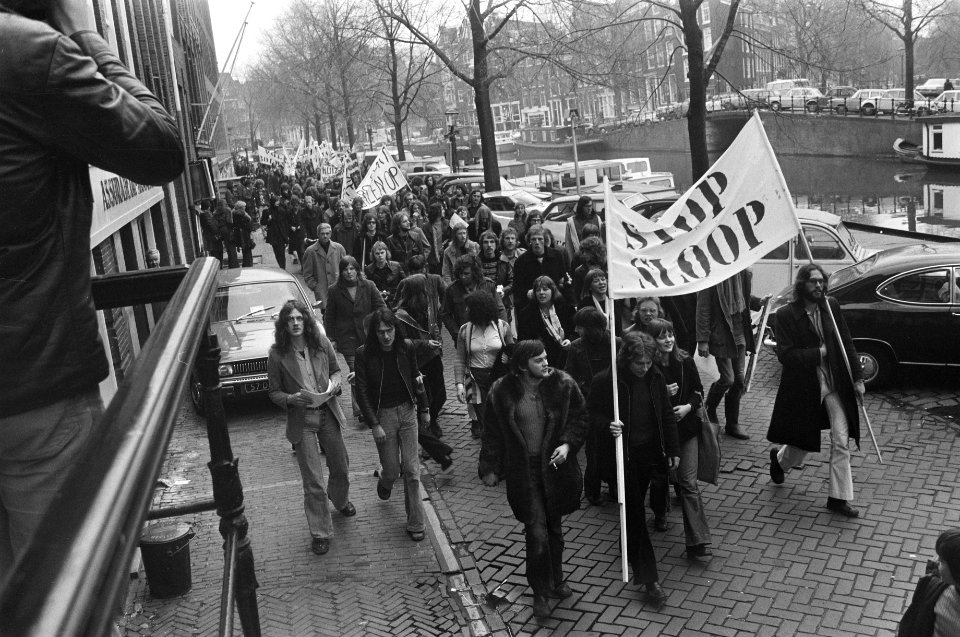 Nieuwmarkt voorbereid op sloop en politie-optreden demonstrerende studenten bij, Bestanddeelnr 927-7884