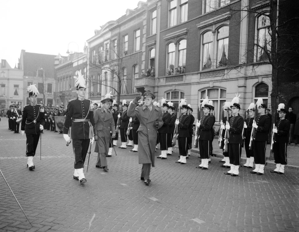 Nieuwe uniformen voor de Utrechtse studenten Weerbaarheid, Bestanddeelnr 909-1593