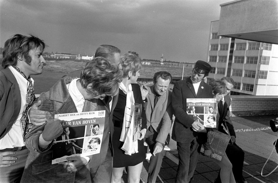 Nieuw cabaret lps Phonogram uitgebracht in Amsterdam. vlnr. onbekend, Hetty …, Bestanddeelnr 922-9413