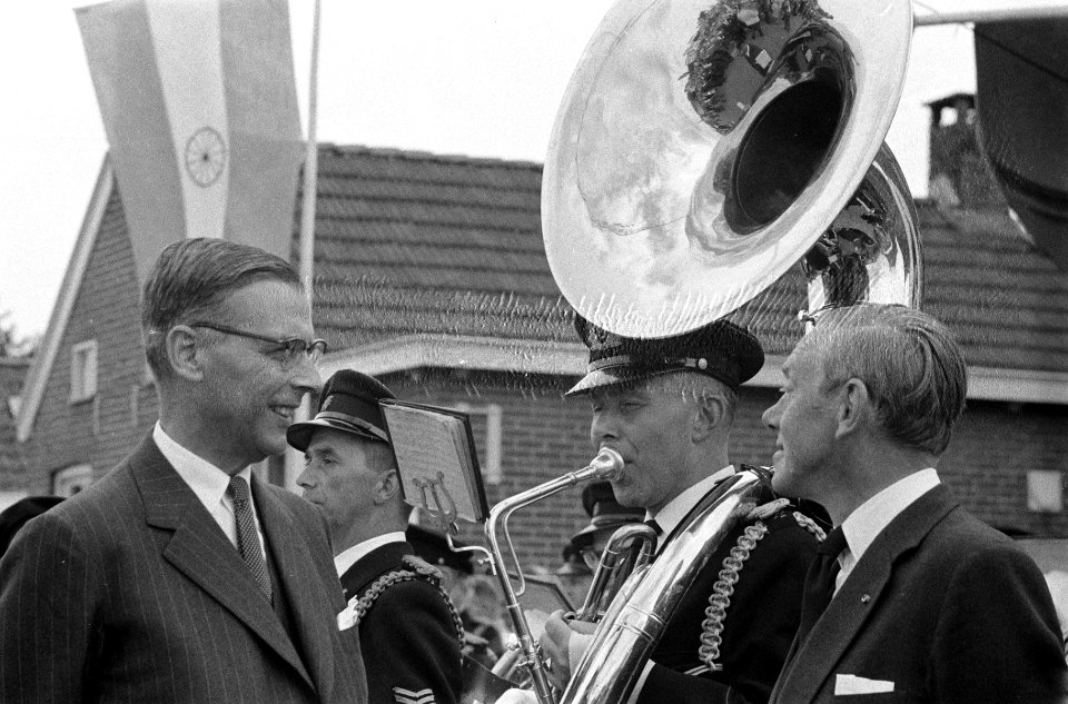 Nieuw Amsterdam bestaat 100 jaar, burgemeester Van Hall laat burgemeester mr. K., Bestanddeelnr 911-5242