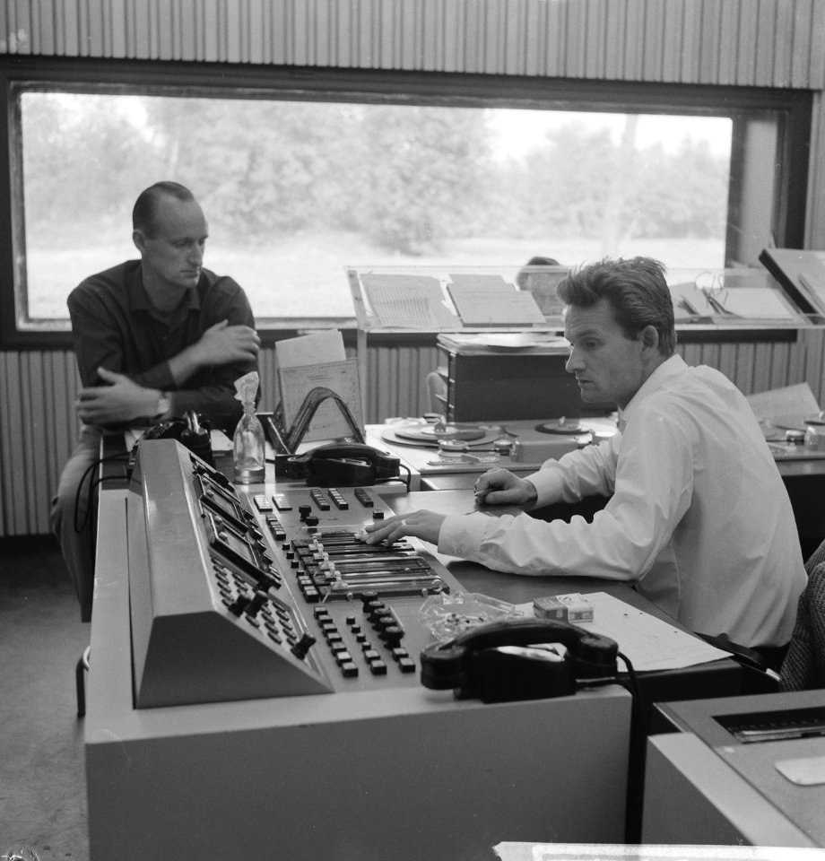 Nieuw gebouw voor wereldomroep in Hilversum. Commentator beluistert opname, Bestanddeelnr 912-9548
