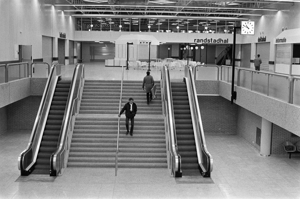 Nieuw gedeelte van RAI te Amsterdam bijna gereed, opent 18 januari a.s.. Hal van, Bestanddeelnr 931-8984