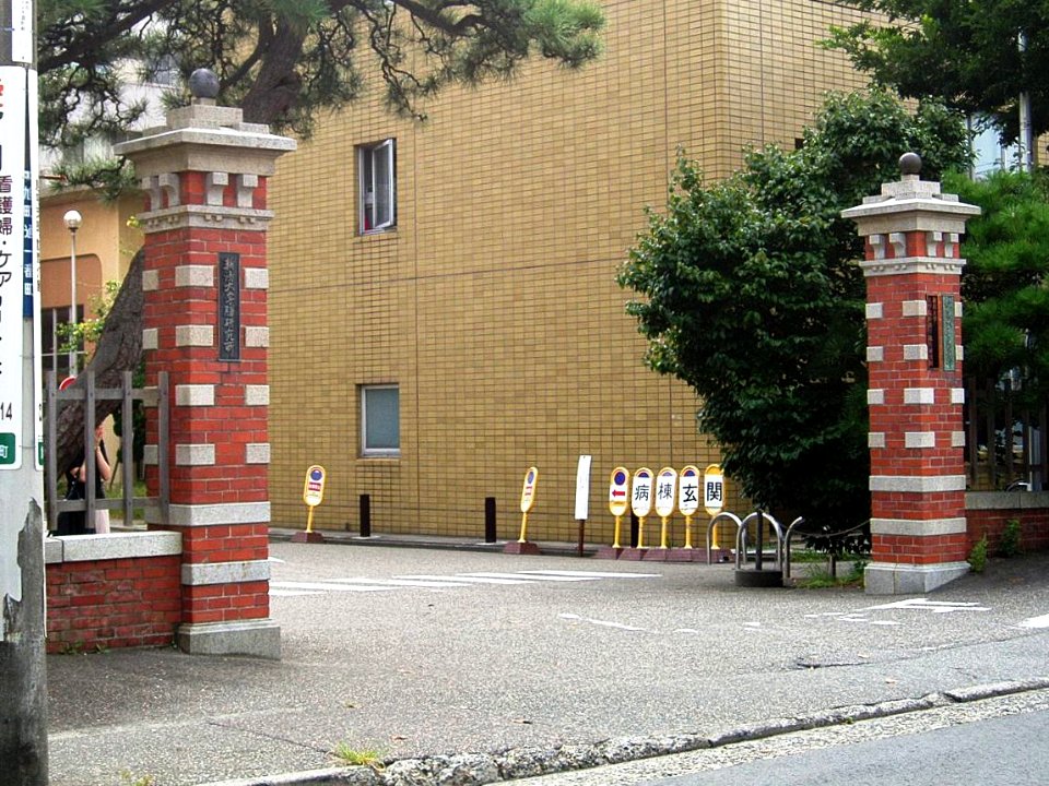 Niigata-Univ-Medical-School-Gate-2014091502