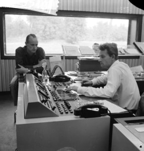Nieuw gebouw voor wereldomroep in Hilversum. Commentator beluistert opname, Bestanddeelnr 912-9549