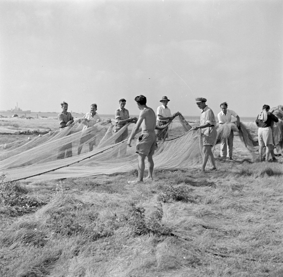 Nieuw aangekomen immigranten (oliem) worden omgeschoold tot vissers Vissers aan, Bestanddeelnr 255-1575