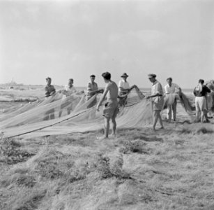 Nieuw aangekomen immigranten (oliem) worden omgeschoold tot vissers Vissers aan, Bestanddeelnr 255-1575