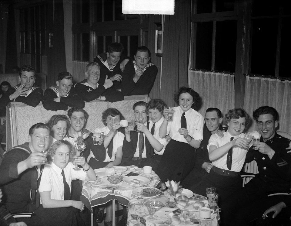 Nieuwe kantine Marine Amsterdam, dansfeestje, Bestanddeelnr 903-9562