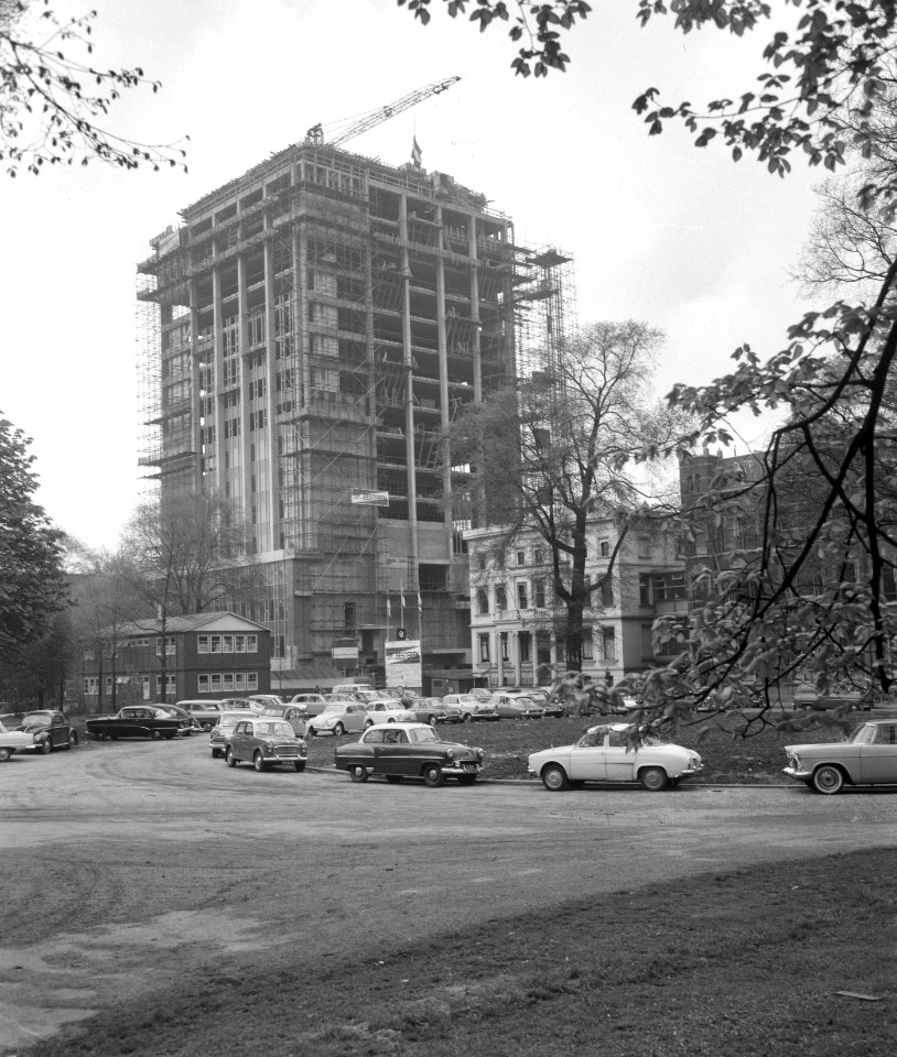 Nieuwe kantoorgebouw van dhr Van Ommeren bereikt het hoogste punt, Bestanddeelnr 912-3622