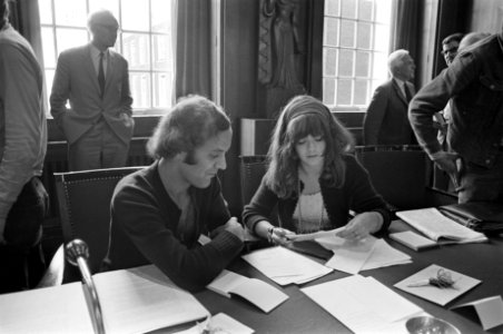 Nieuwe Gemeenteraad van Amsterdam geinstalleerd links F. van Bommel , rechts C., Bestanddeelnr 923-8011