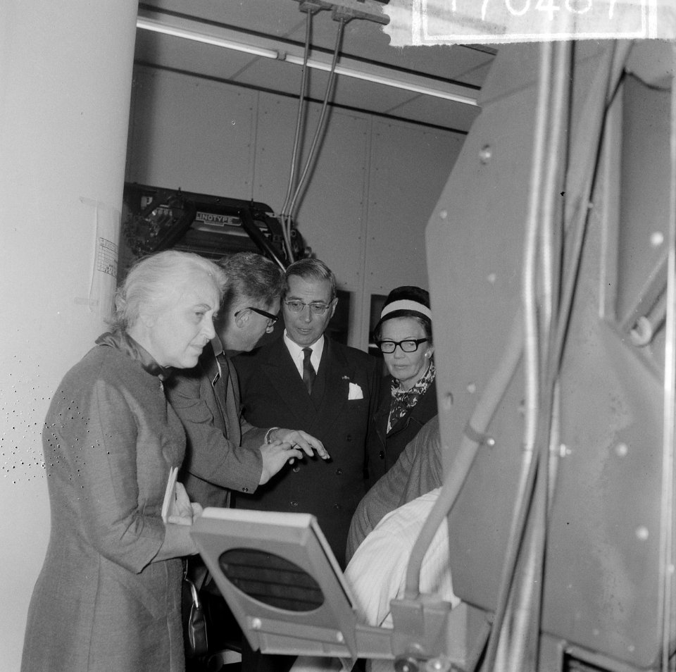 Nieuwe gebouw van Het Parool geopend, midden burgemeest Van Hall links echtgenot, Bestanddeelnr 917-0487
