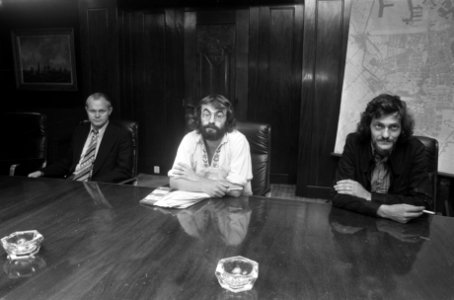 Nieuw gemeentebestuur in Amsterdam vlnr De Cloe (PvdA), Van Duijn (PPR) en , Bestanddeelnr 927-4288