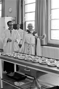 Nieuwe Katholieke brood en banketbakkersvakschool aan Reinaert Vosstraat geopend, Bestanddeelnr 916-2833