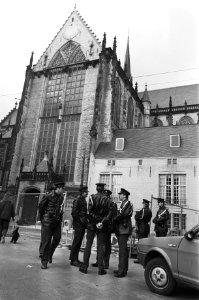 Nieuwe Kerk in Amsterdam bewaking door mareachussee, Bestanddeelnr 930-7529