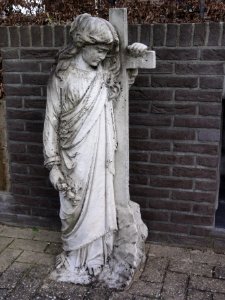 Niftrik (Wijchen) kerkhof engelbeeld Gem.Mon
