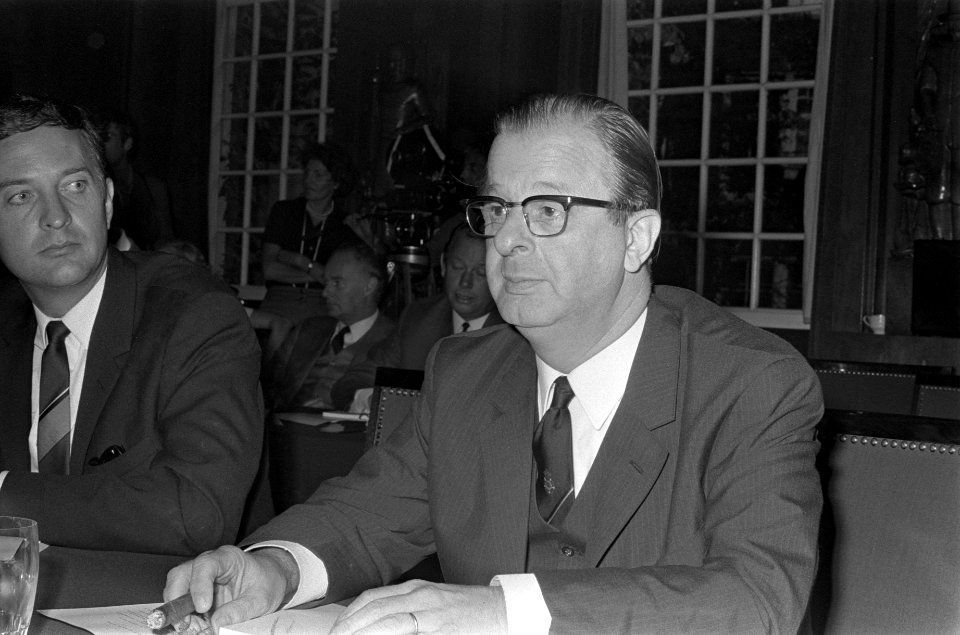 Nieuwe Gemeenteraad van Amsterdam geinstalleerd nr. 15, 16 T. B. Rossen wethou, Bestanddeelnr 923-8009