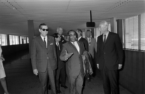 Nieuwe gouverneur van Nederlandse Antillen , drs. B. M. Leito , arriveert op Sch, Bestanddeelnr 923-6216