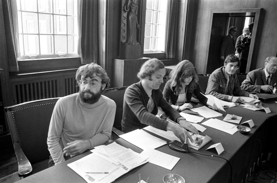 Nieuwe Gemeenteraad van Amsterdam geïnstalleerd v.l.n.r. kabouters Roel van Duy, Bestanddeelnr 923-8000