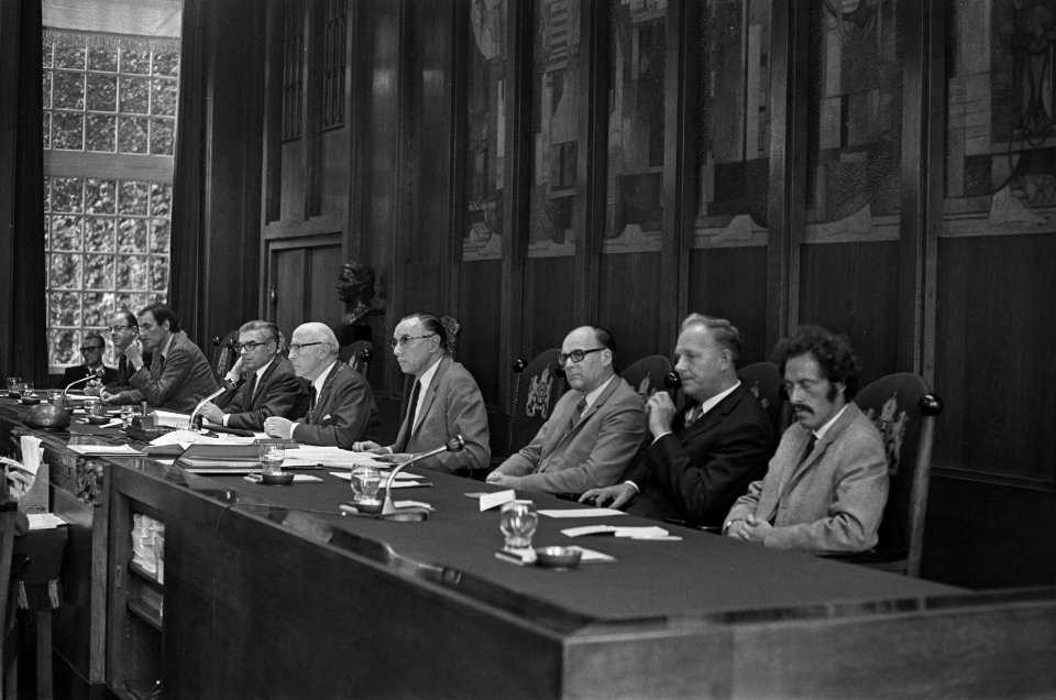 Nieuwe Gemeenteraad A'dam geinstalleerd Rossen, Lammers, Polak, Samkalden, Morr, Bestanddeelnr 923-7998