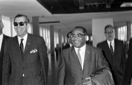 Nieuwe gouverneur van Nederlandse Antillen , drs. B. M. Leito , arriveert op Sch, Bestanddeelnr 923-6217