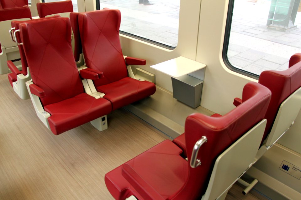 Nieuwe Intercity Dubbeldekker NID DDZ 1e klasse beneden vierzits