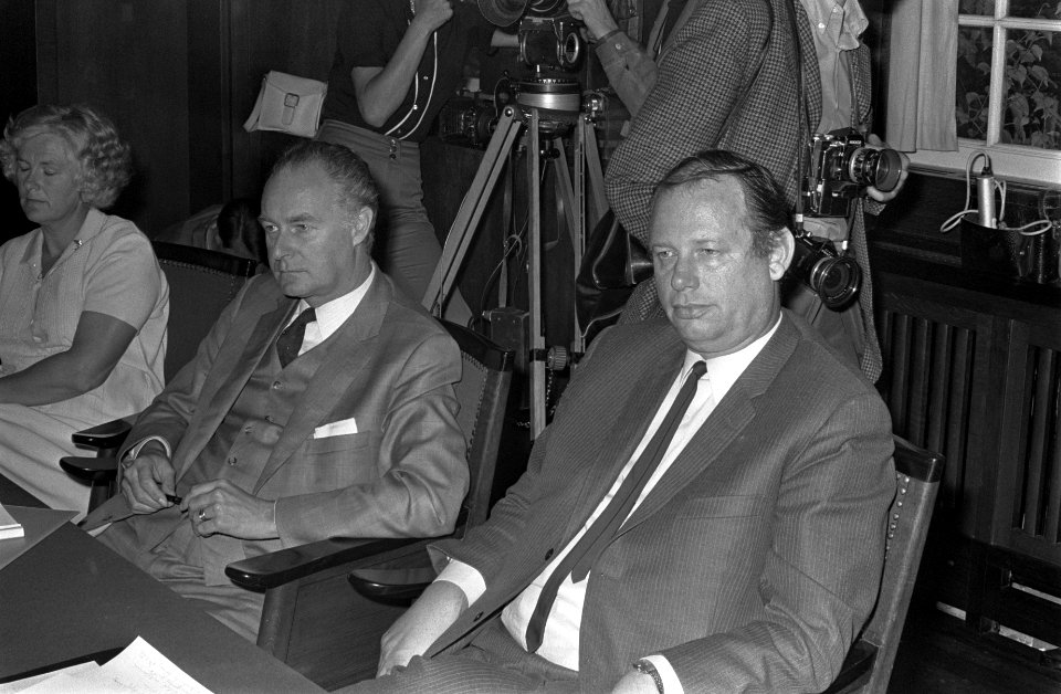Nieuwe Gemeenteraad van Amsterdam geinstalleerd v.l.n.r. mevrouw Vonhoff, Hamm,, Bestanddeelnr 923-8010