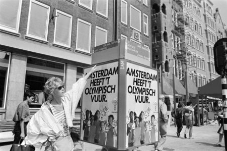 Nieuwe informatiezuil op de Dam in Amsterdam met reclame voor kandidatuur voor O, Bestanddeelnr 933-6925