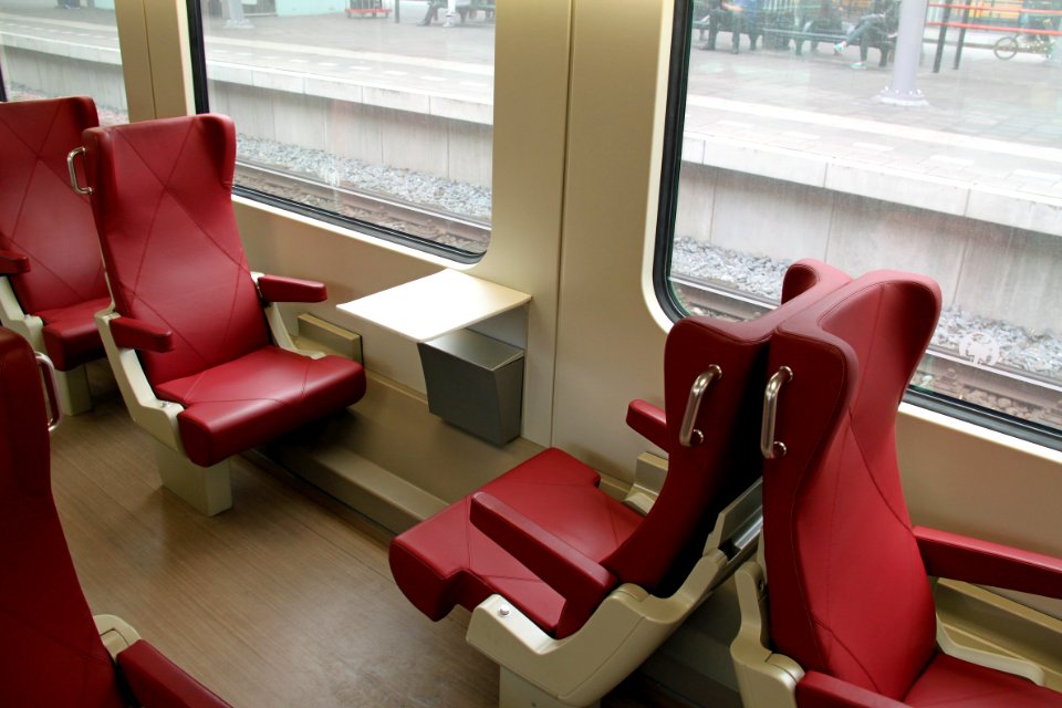 Nieuwe Intercity Dubbeldekker NID DDZ 1e klasse beneden 1 keer 2