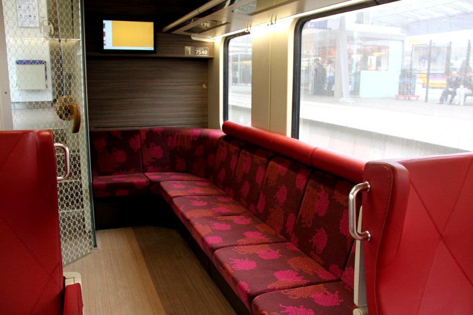 Nieuwe Intercity Dubbeldekker NID DDZ 1e klasse beneden bank
