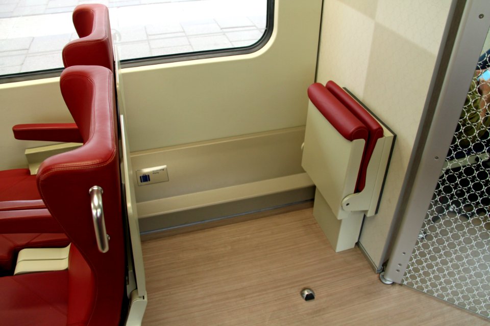 Nieuwe Intercity Dubbeldekker NID DDZ 1e klasse beneden klapzitting