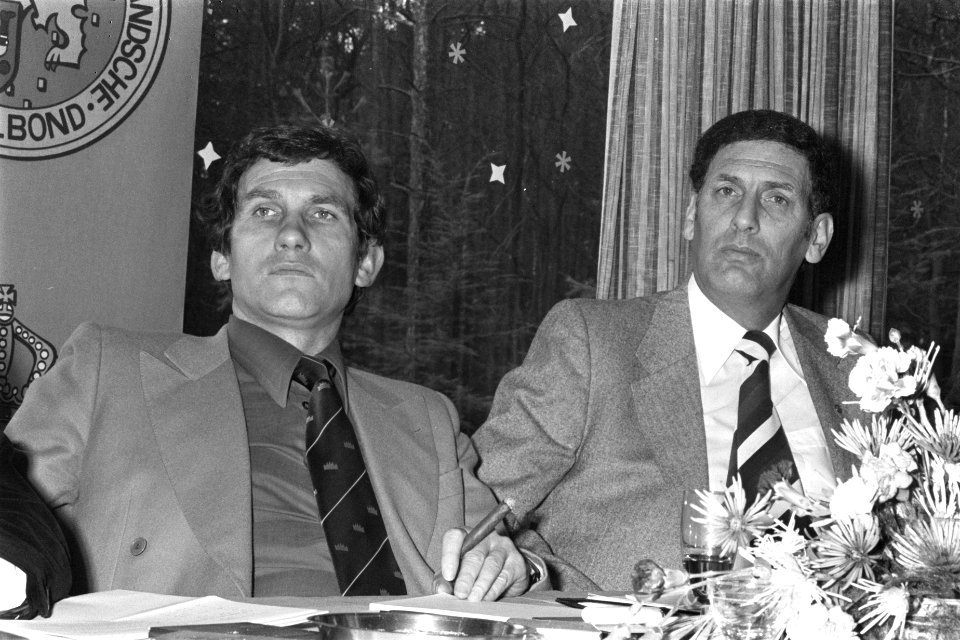 Nieuw bestuur sectie betaald voetbal KNVB Martin Snoek (l) en Leo van de Kroft , Bestanddeelnr 929-4451