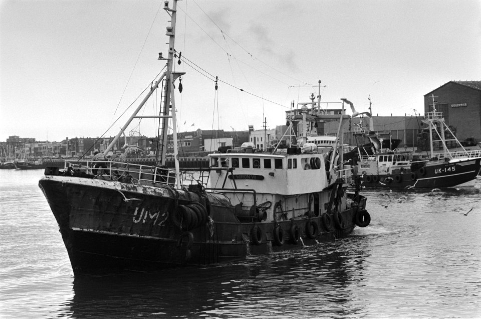 Nieuwe IJ-geul IJmuiden geopend visserschip in haven, Bestanddeelnr 933-4359