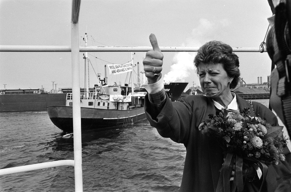 Nieuwe IJ-geul IJmuiden geopend minister Smit Kroes steekt duim op, Bestanddeelnr 933-4354