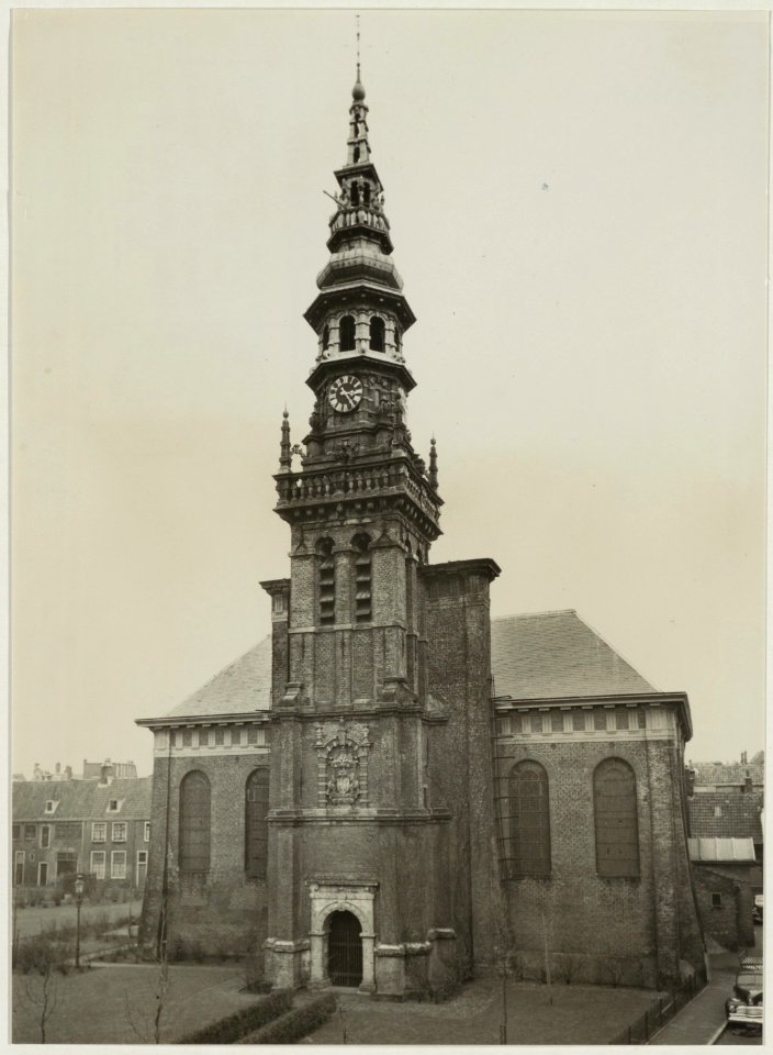 Nieuwe Kerk op het Nieuwe Kerksplein, ziende naar het oosten. NL-HlmNHA 54010558