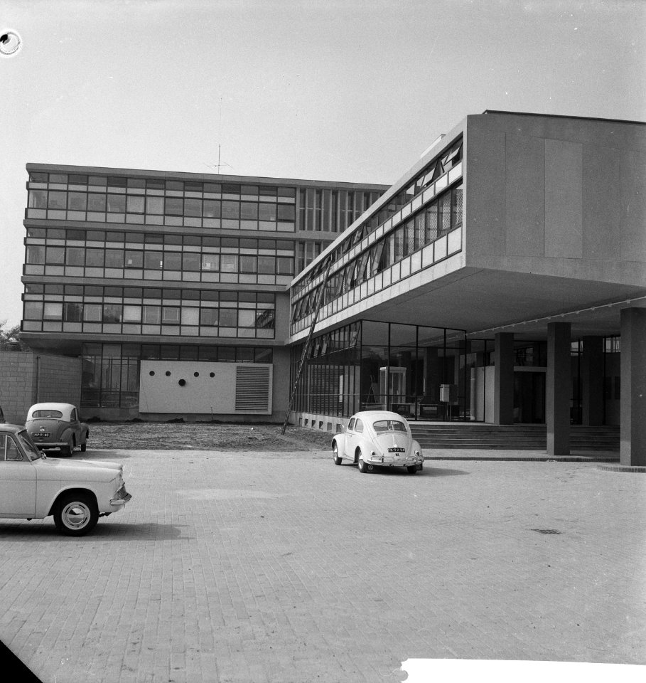 Nieuw gebouw voor wereldomroep in Hilversum. Vooraanzicht gebouw, Bestanddeelnr 912-9547