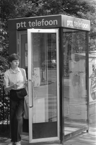 Nieuw type telefooncel in Amsterdam op proef tegen vandalisme, Bestanddeelnr 933-0441