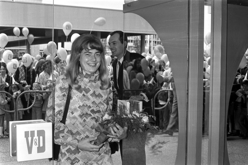 Nieuw warenhuis Vroom en Dreesman geopend in winkelcentrum Buikslotermeerplein, , Bestanddeelnr 925-8571
