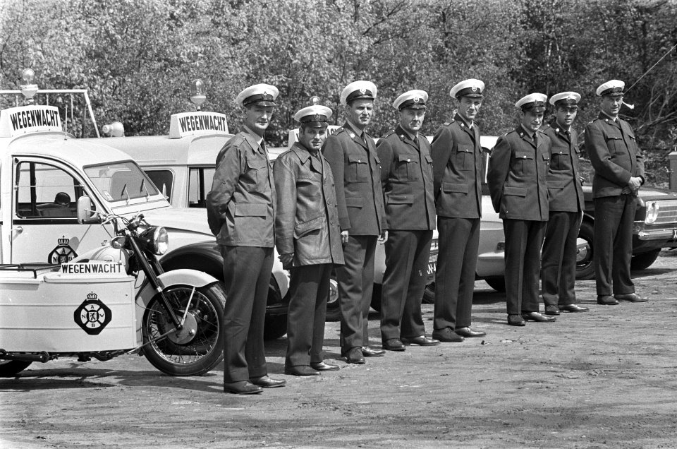 Nieuw uniform voor de wegenwacht, links uniform voor warme dagen, daarnaast over, Bestanddeelnr 921-3516