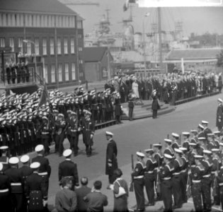 Nieuw vaandel voor Onderzeedienst in Den Helder , overzicht parade, Bestanddeelnr 916-6385
